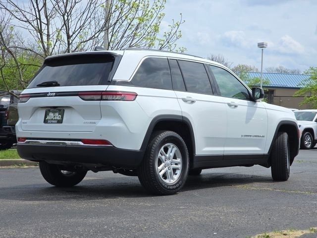 Used 2023 Jeep Grand Cherokee Laredo AWD/4WD image 27