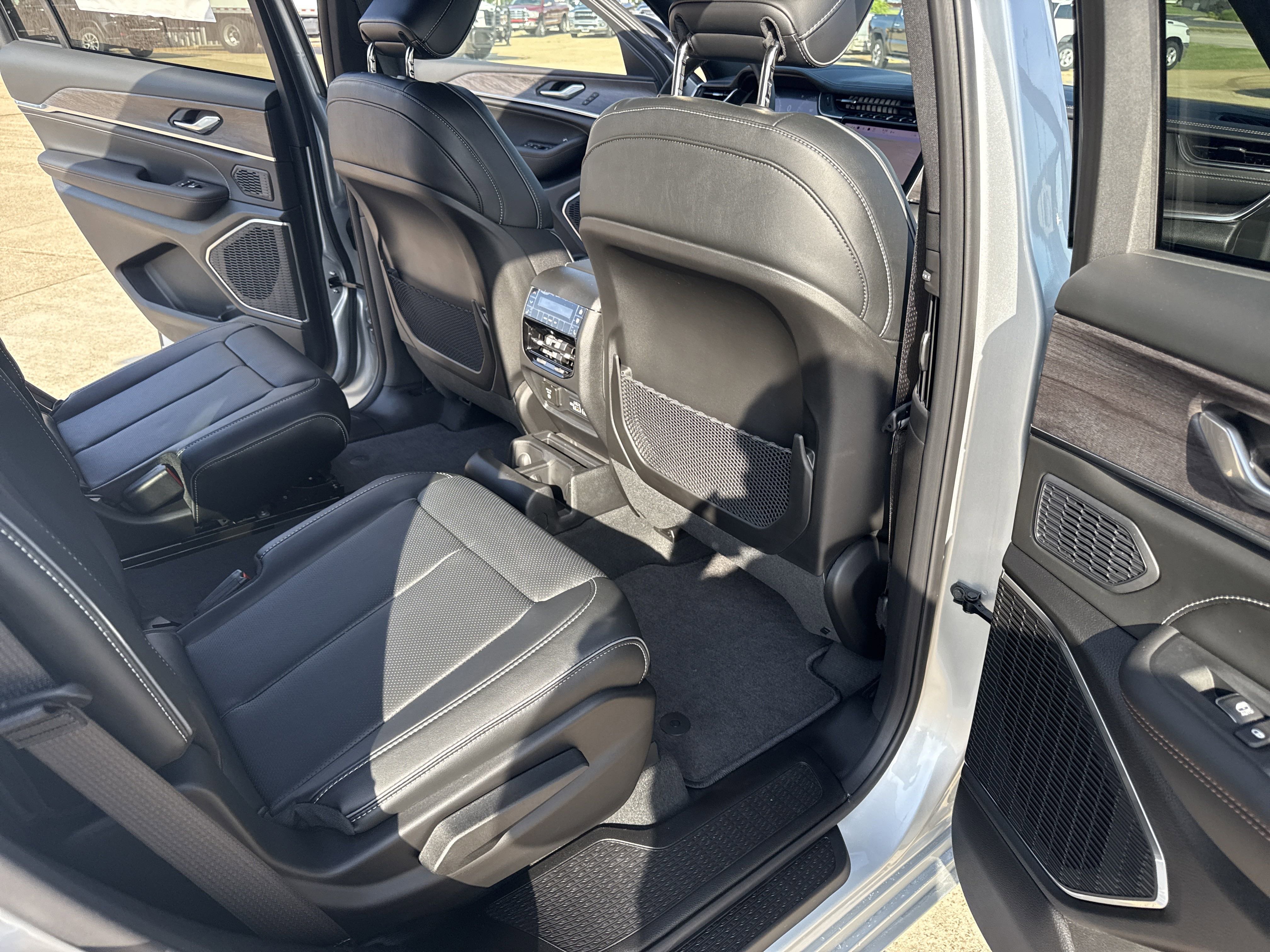 New 2025 Jeep Grand Cherokee L Overland w/ Trailer Tow Package image 29