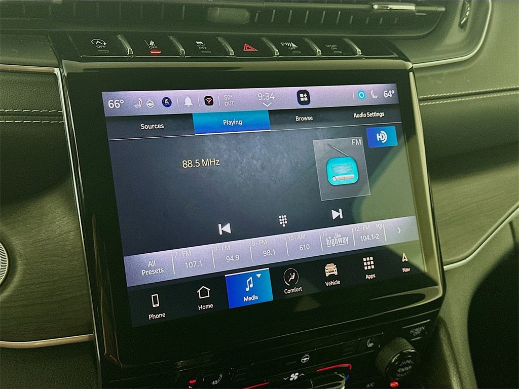 Used 2024 Jeep Grand Cherokee Limited image 17