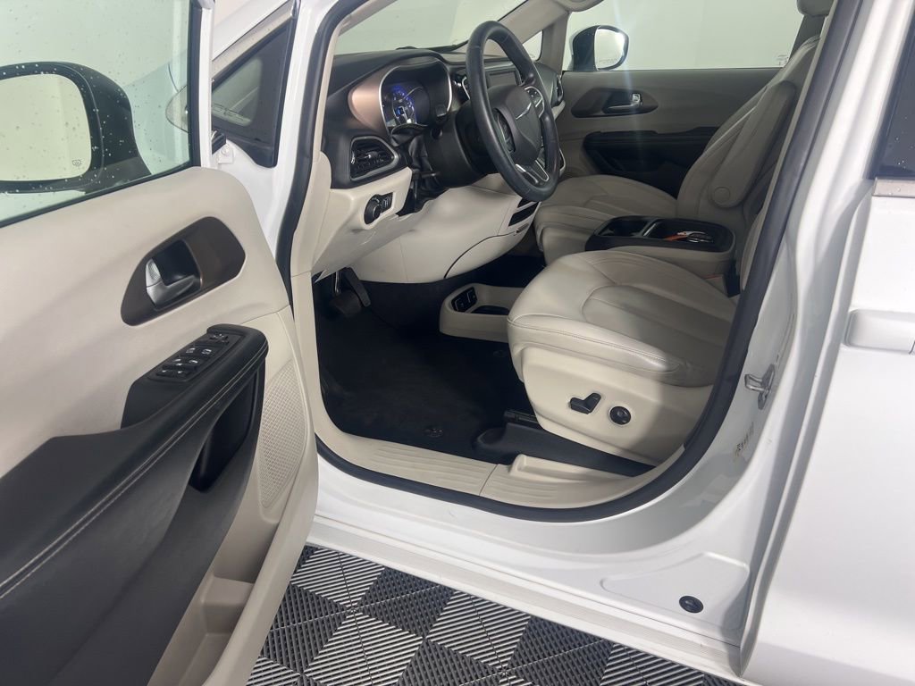 Used 2021 Chrysler Voyager Lxi image 16