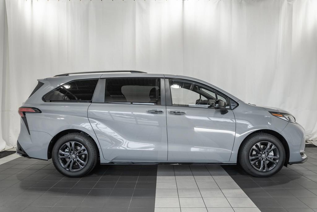 Used 2026 Toyota Sienna XSE image 3
