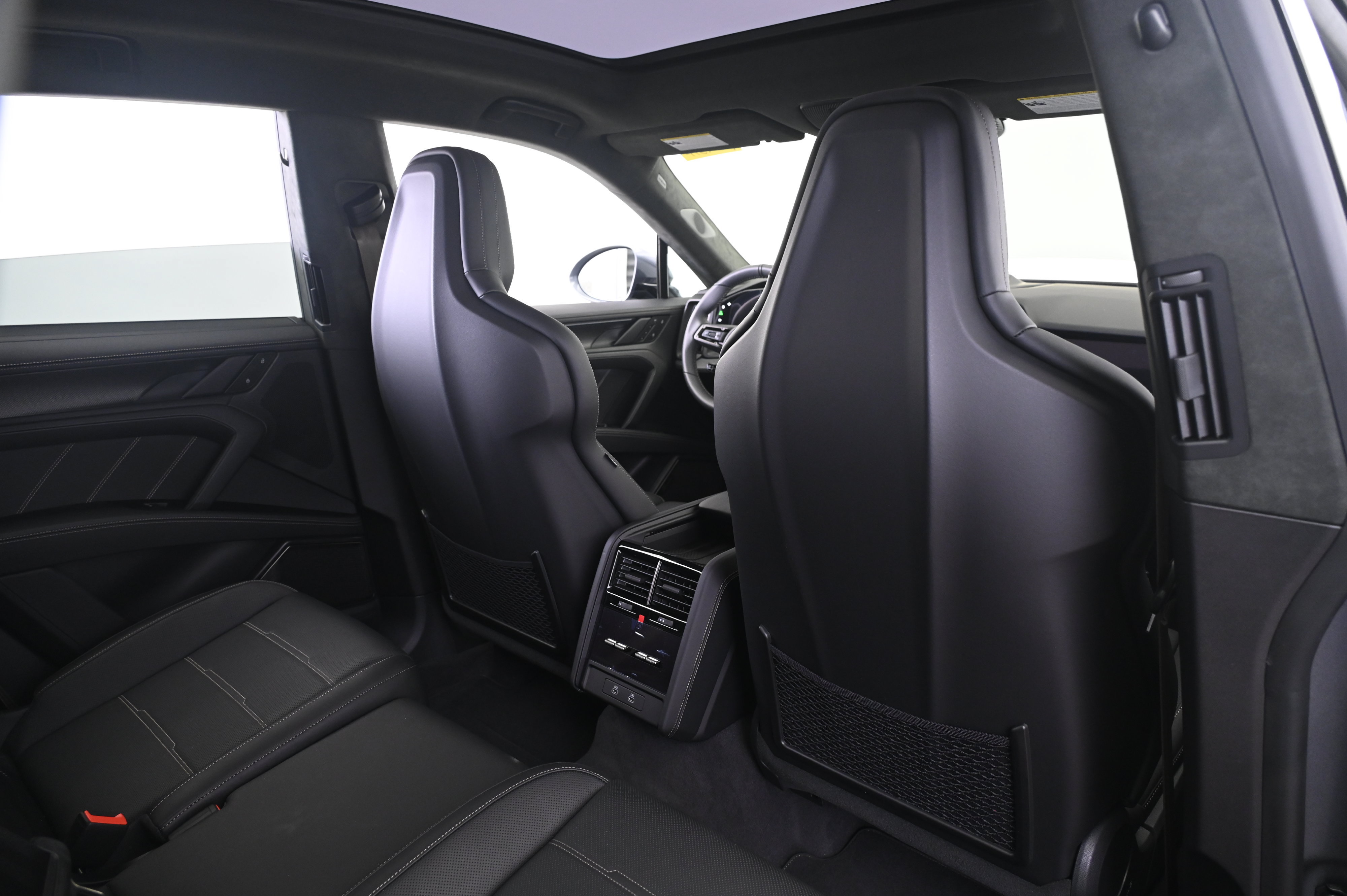 Certified 2026 Porsche Cayenne Turbo AWD/4WD image 18