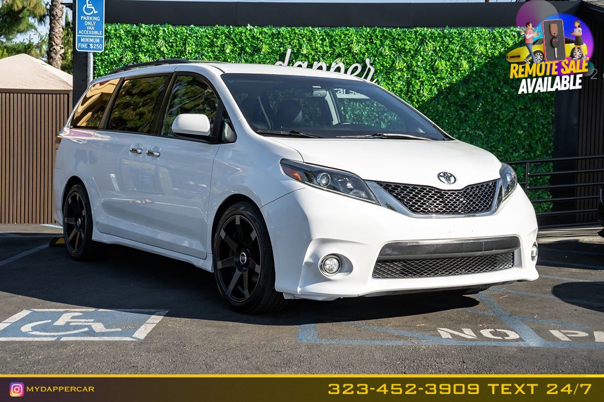 Used 2017 Toyota Sienna SE FWD image 3