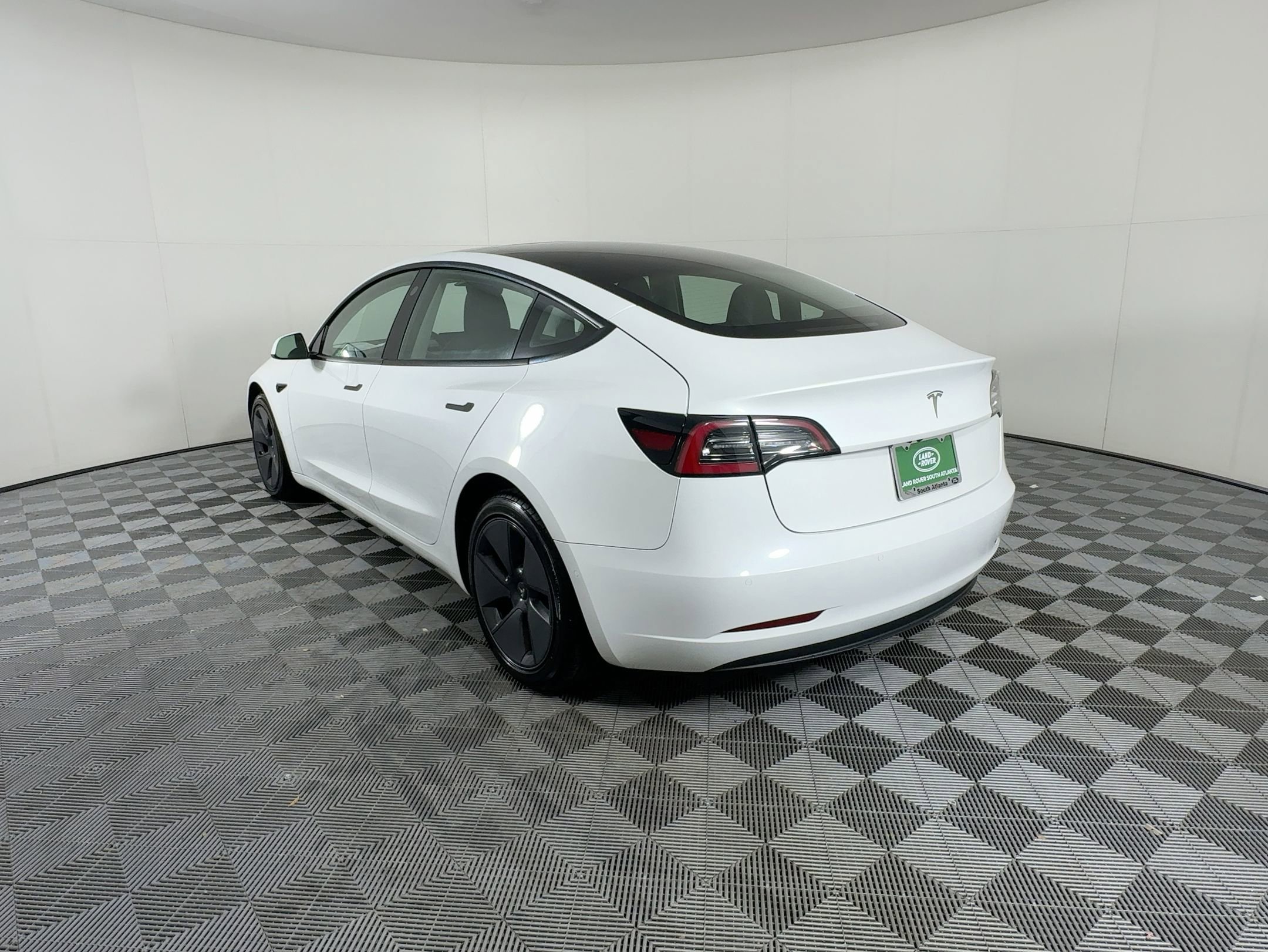 Used 2022 Tesla Model 3 Standard Range image 3