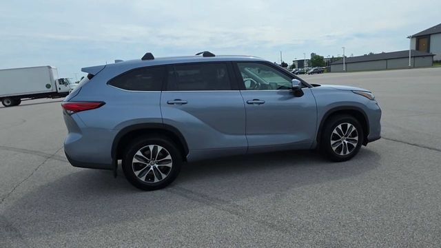 Used 2022 Toyota Highlander XLE AWD/4WD image 8