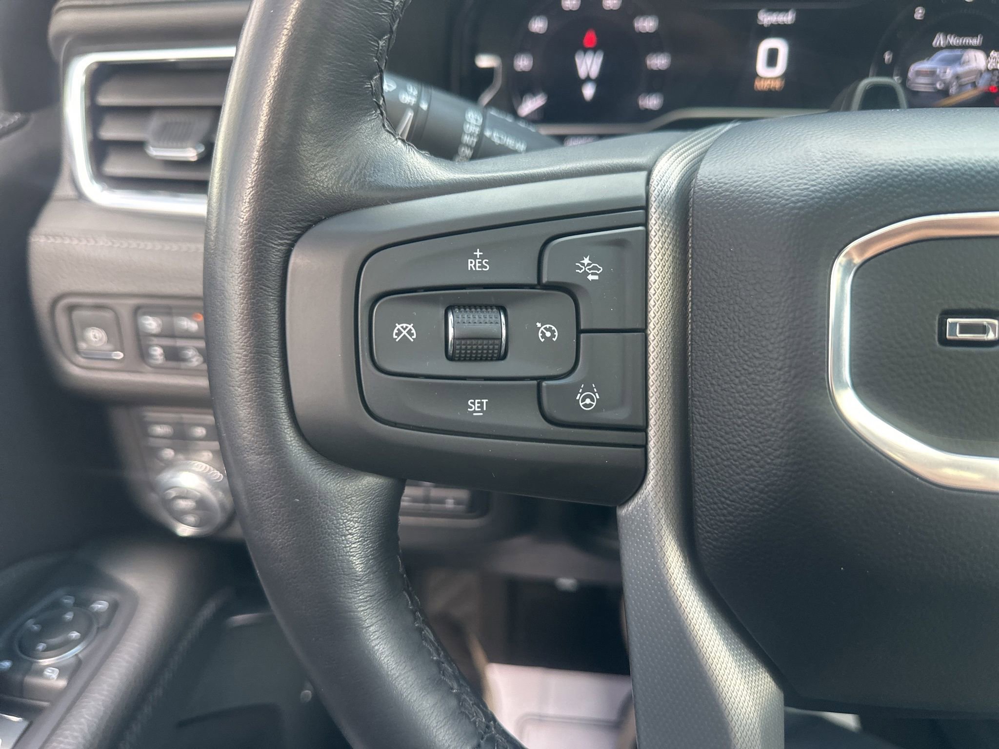 Used 2023 GMC Yukon XL Denali w/ Advanced Technology Package image 31