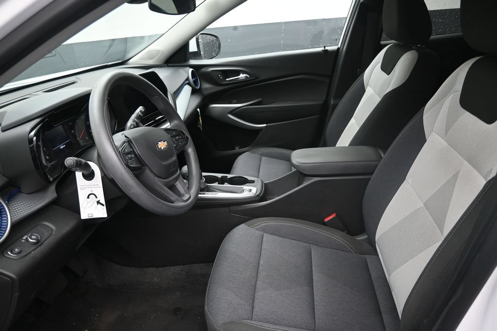 Used 2024 Chevrolet Trax LS w/ LS Convenience Package FWD image 12