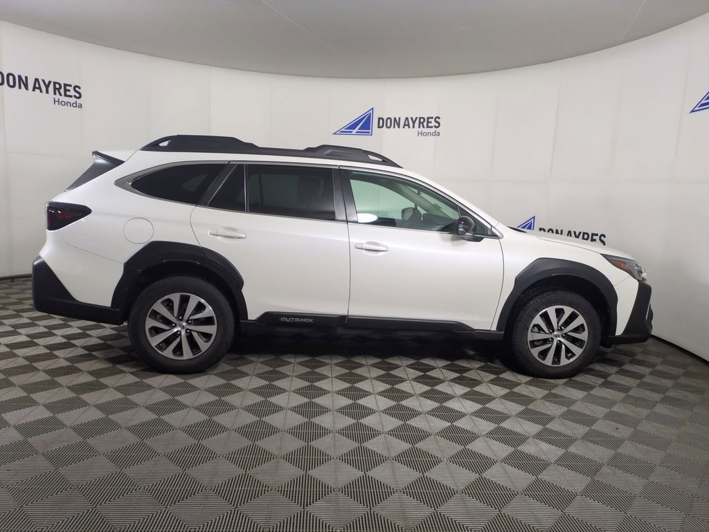 Used 2023 Subaru Outback Premium image 9
