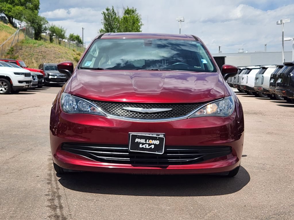 Used 2017 Chrysler Pacifica Touring w/ Tire & Wheel Group FWD image 2
