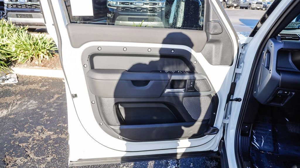 Used 2024 Land Rover Defender 110 X-Dynamic SE image 22