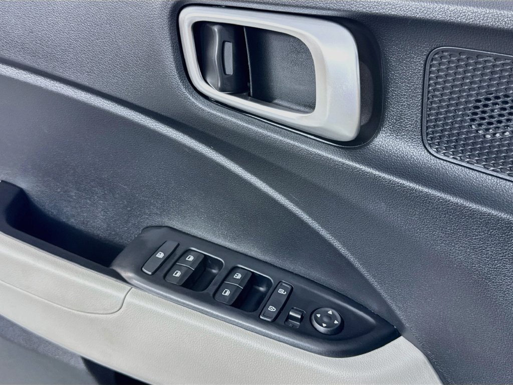 Used 2024 Hyundai Venue SEL FWD image 18