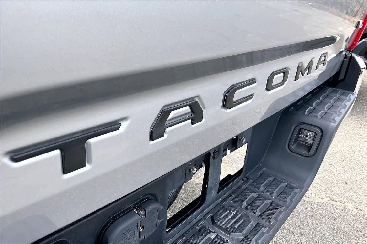 Certified 2017 Toyota Tacoma TRD Off-Road w/ Tow Package (A/T) AWD/4WD image 10