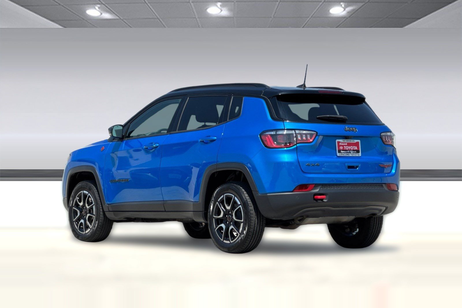 Used 2025 Jeep Compass Trailhawk AWD/4WD image 3