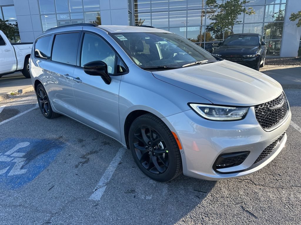 New 2026 Chrysler Pacifica Select FWD image 6
