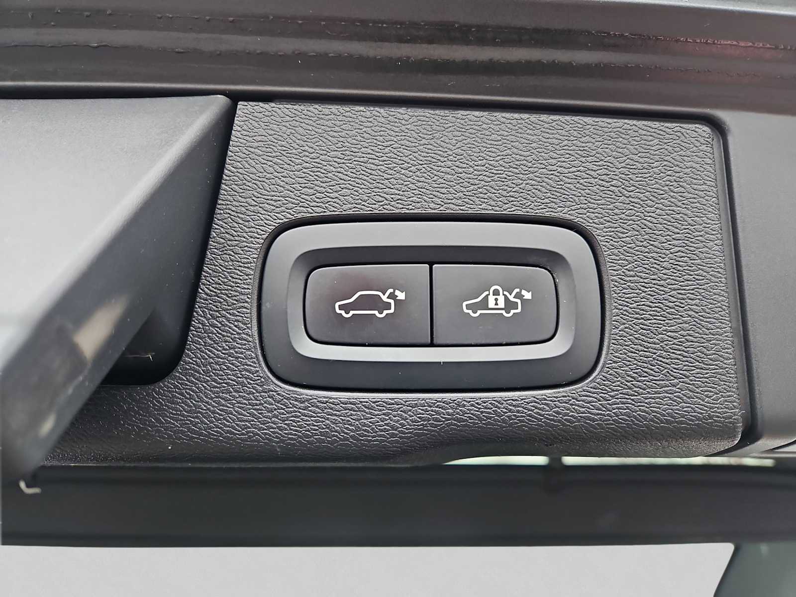 Used 2020 Volvo XC60 T6 R-Design w/ Protection Package Premier image 24