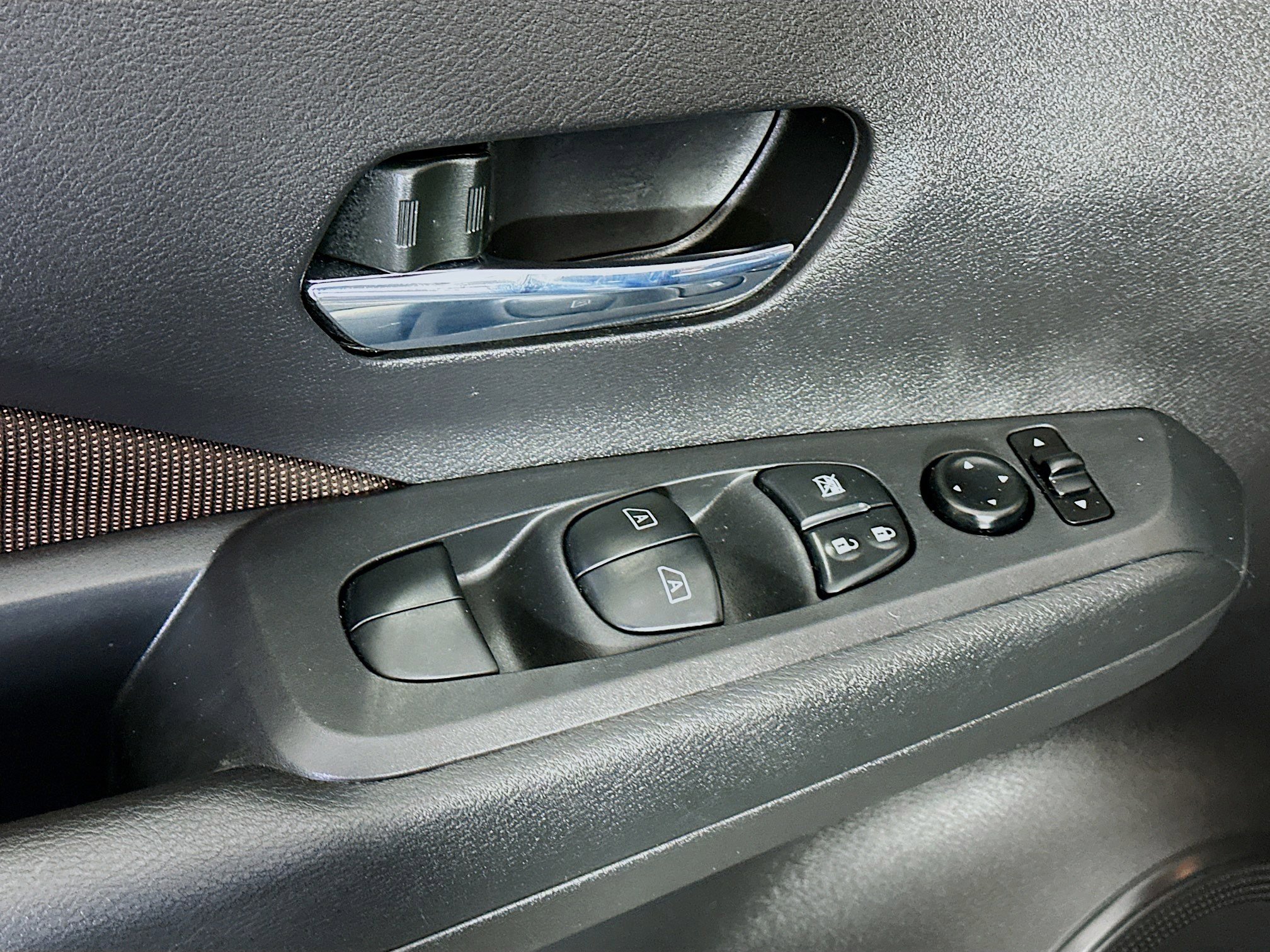 Used 2023 Nissan Kicks SR image 15