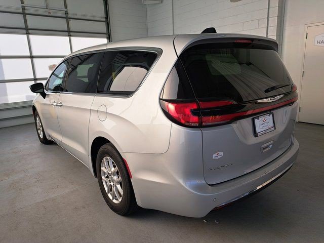 Used 2024 Chrysler Pacifica Touring-L FWD image 7