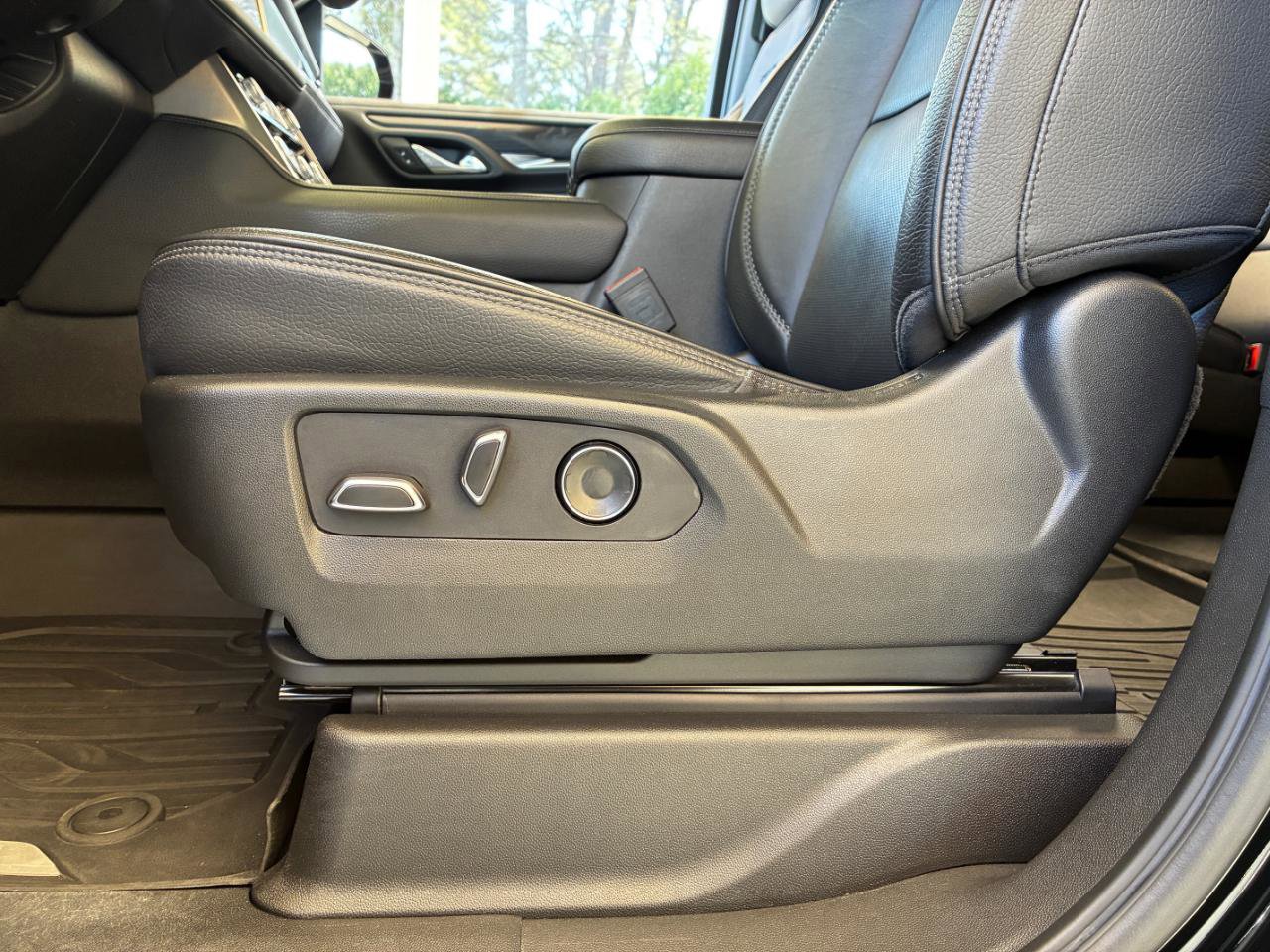 Used 2021 GMC Yukon XL Denali w/ Denali Premium Package image 16