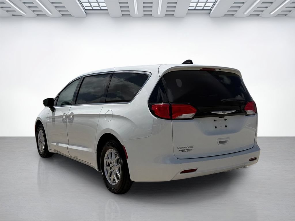 Used 2023 Chrysler Voyager LX FWD image 5