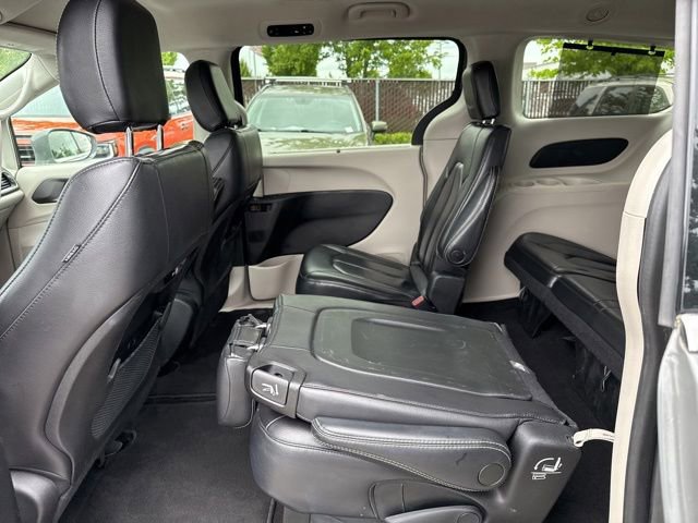 Used 2022 Chrysler Pacifica Touring-L FWD image 13