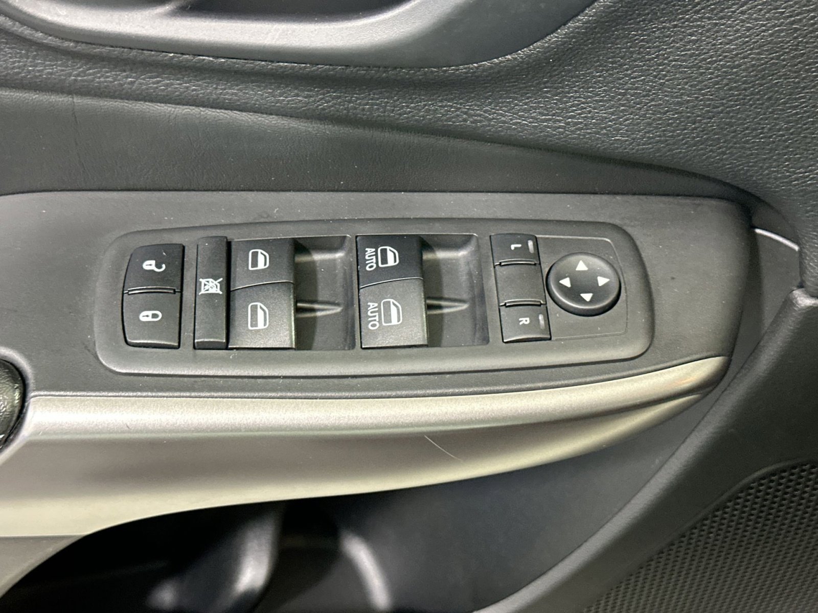 Used 2019 Jeep Cherokee Latitude Plus w/ Comfort/Convenience Group image 16