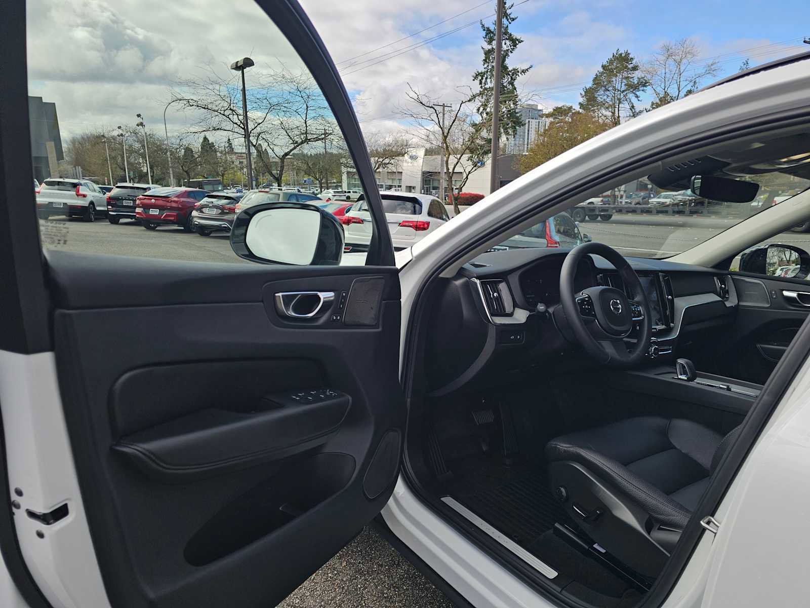 Certified 2025 Volvo XC60 T8 Plus w/ Protection Package Premier image 20