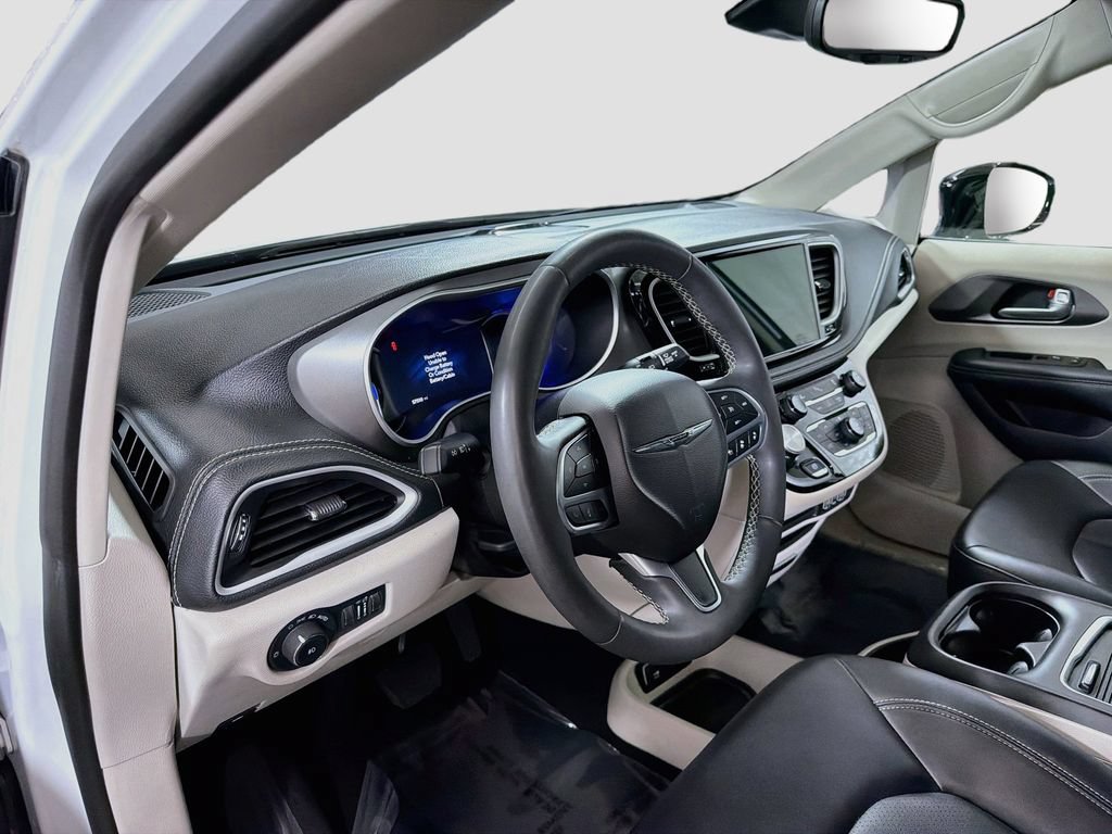 Used 2024 Chrysler Pacifica Limited FWD image 11