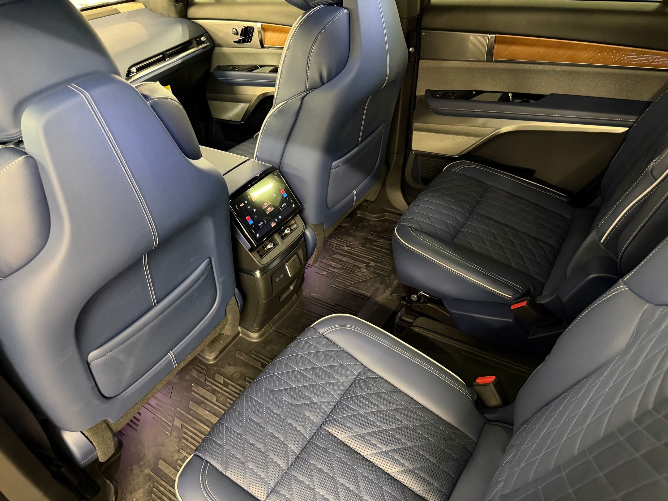New 2026 Cadillac Vistiq Premium Luxury w/ LPO, Floor Liner Package AWD/4WD image 23