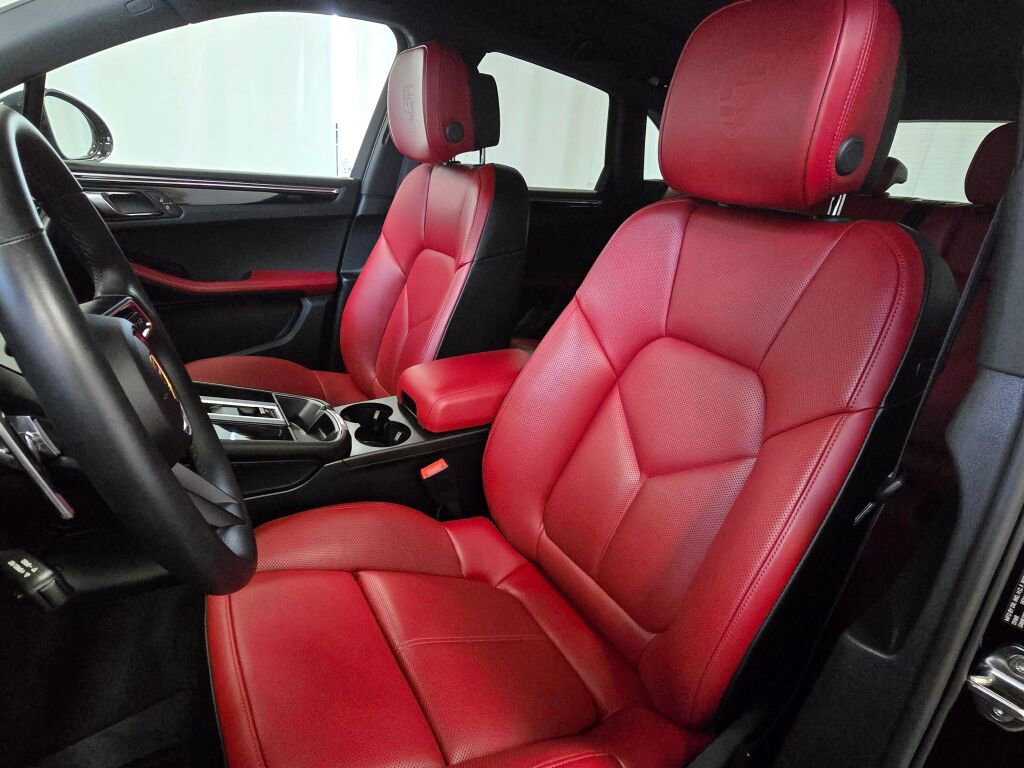 Certified 2024 Porsche Macan image 5