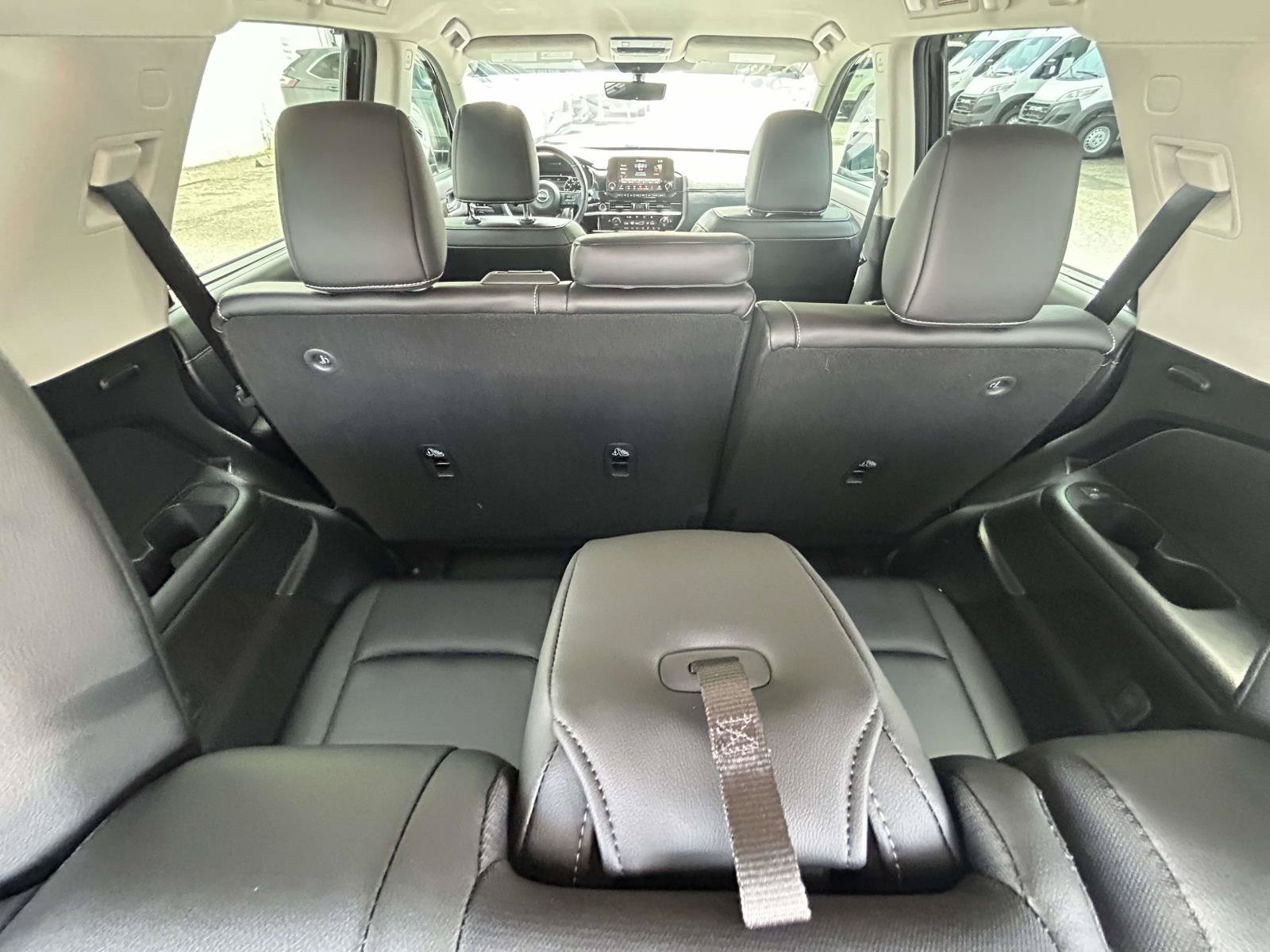 Used 2024 Nissan Pathfinder SL AWD/4WD image 16