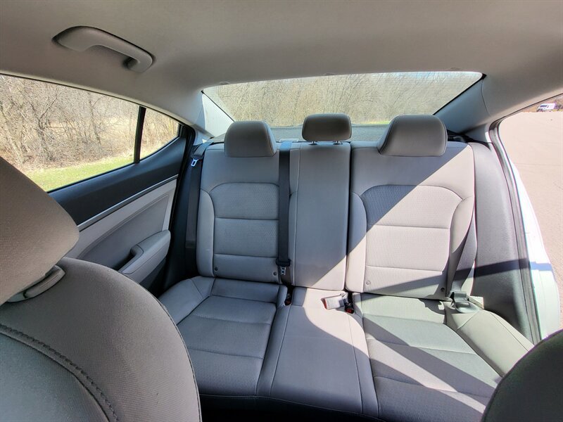 Used 2017 Hyundai Elantra SE image 10