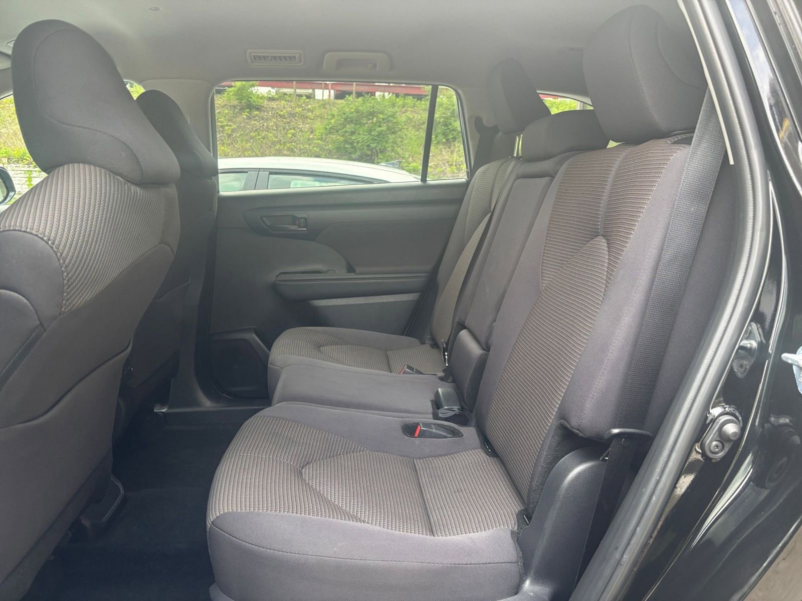 Used 2025 Toyota Highlander LE FWD image 29