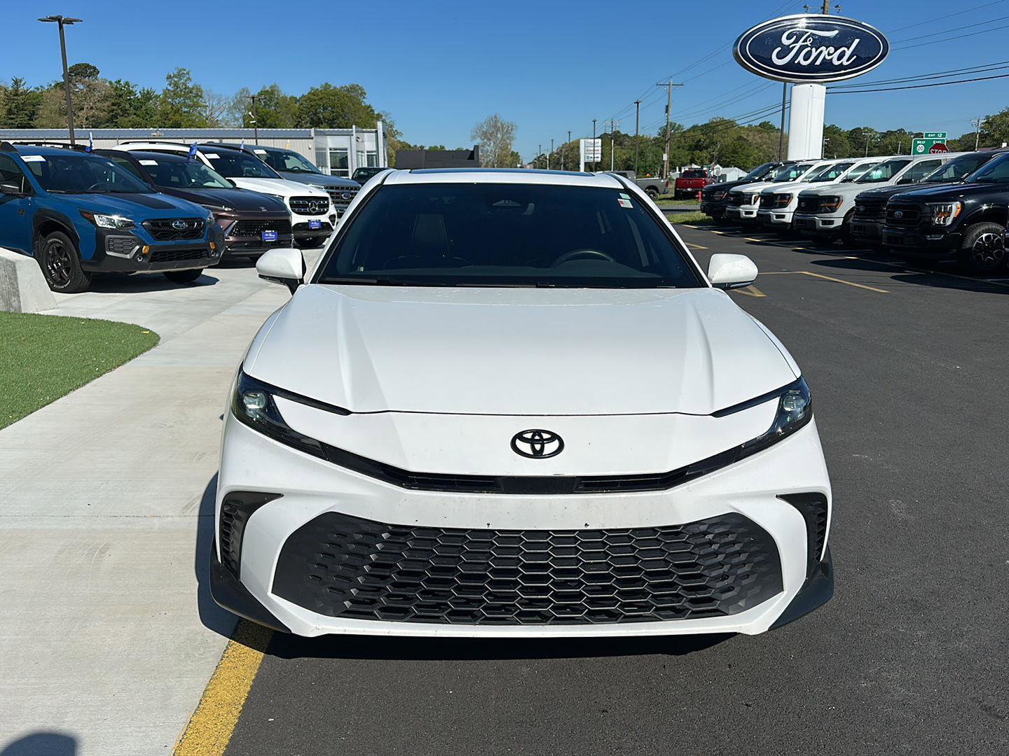 Used 2025 Toyota Camry SE w/ Convenience Package FWD image 2
