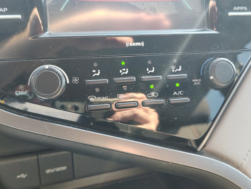 Used 2020 Toyota Camry LE FWD image 19