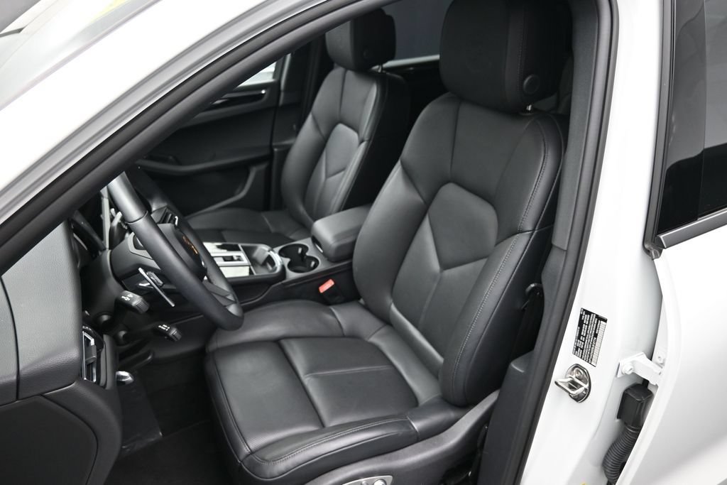Certified 2025 Porsche Macan AWD/4WD image 6