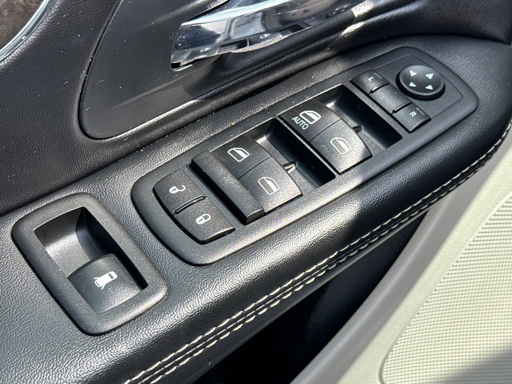 Used 2015 Chrysler Town & Country Touring-L w/ Driver Convenience Group image 21