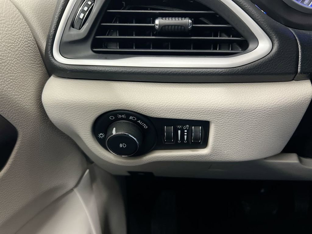 Used 2024 Chrysler Pacifica Touring-L image 18