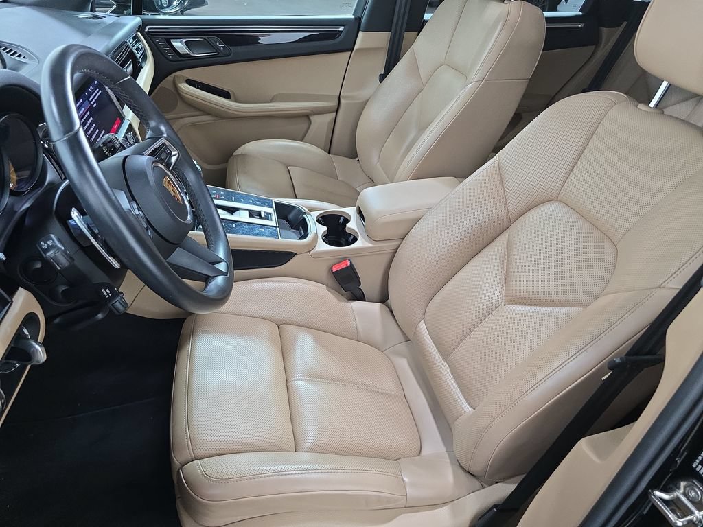 Certified 2023 Porsche Macan AWD/4WD image 5