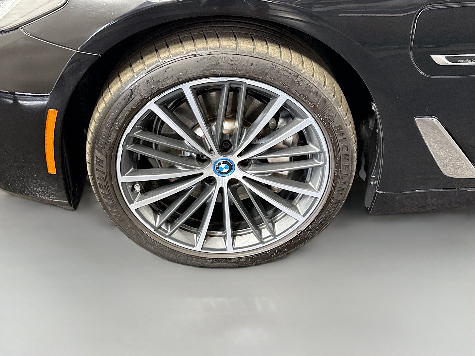 Used 2023 BMW 530e w/ Convenience Package RWD image 38