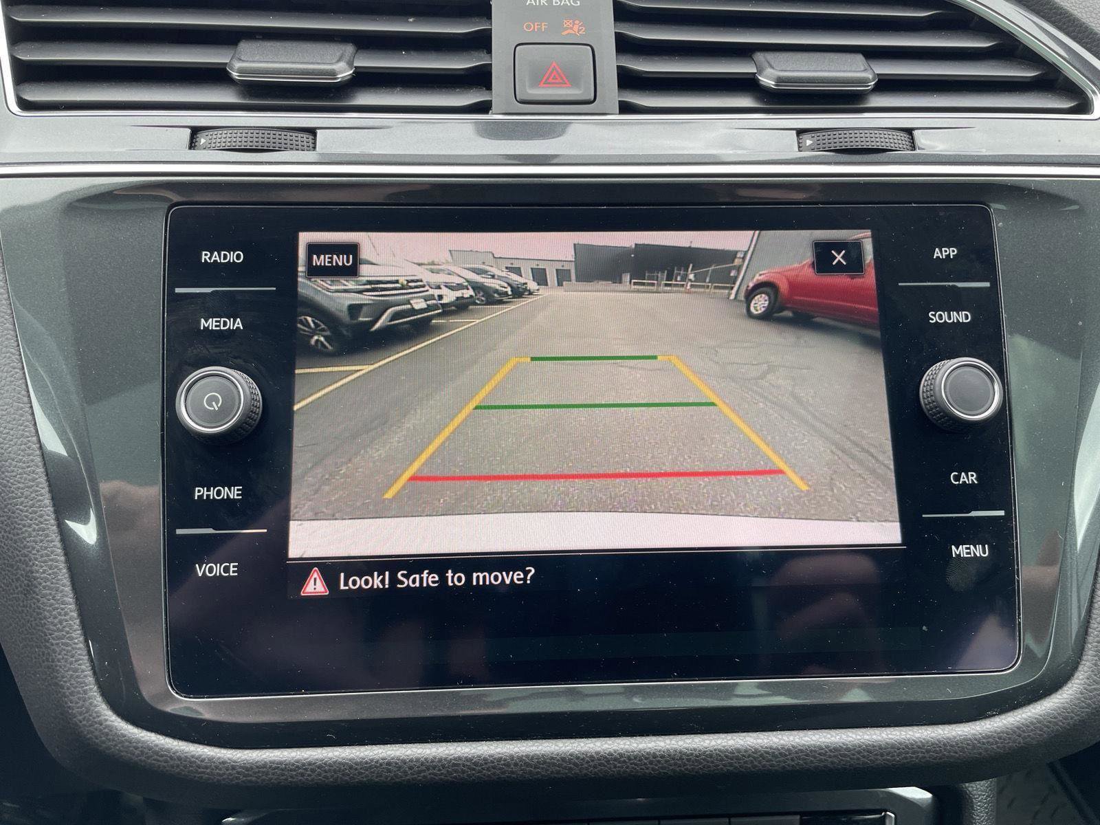 Used 2020 Volkswagen Tiguan SE w/ Panoramic Sunroof Package image 28