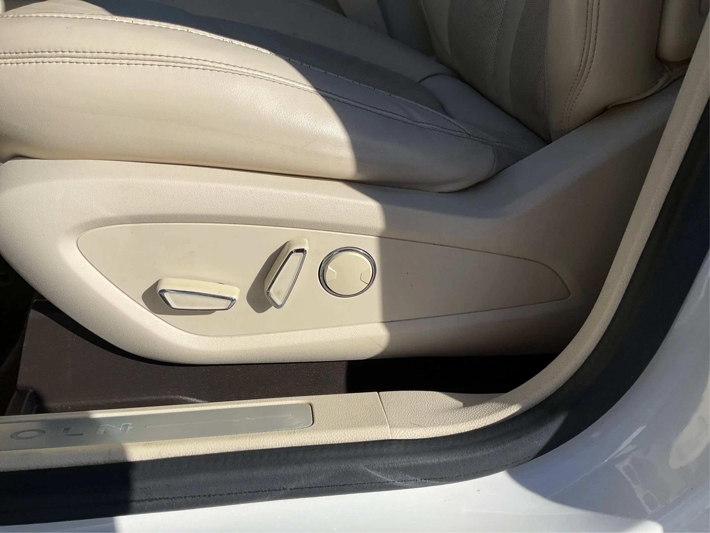 Used 2015 Lincoln MKC FWD w/ Equipment Group 101A Select image 18