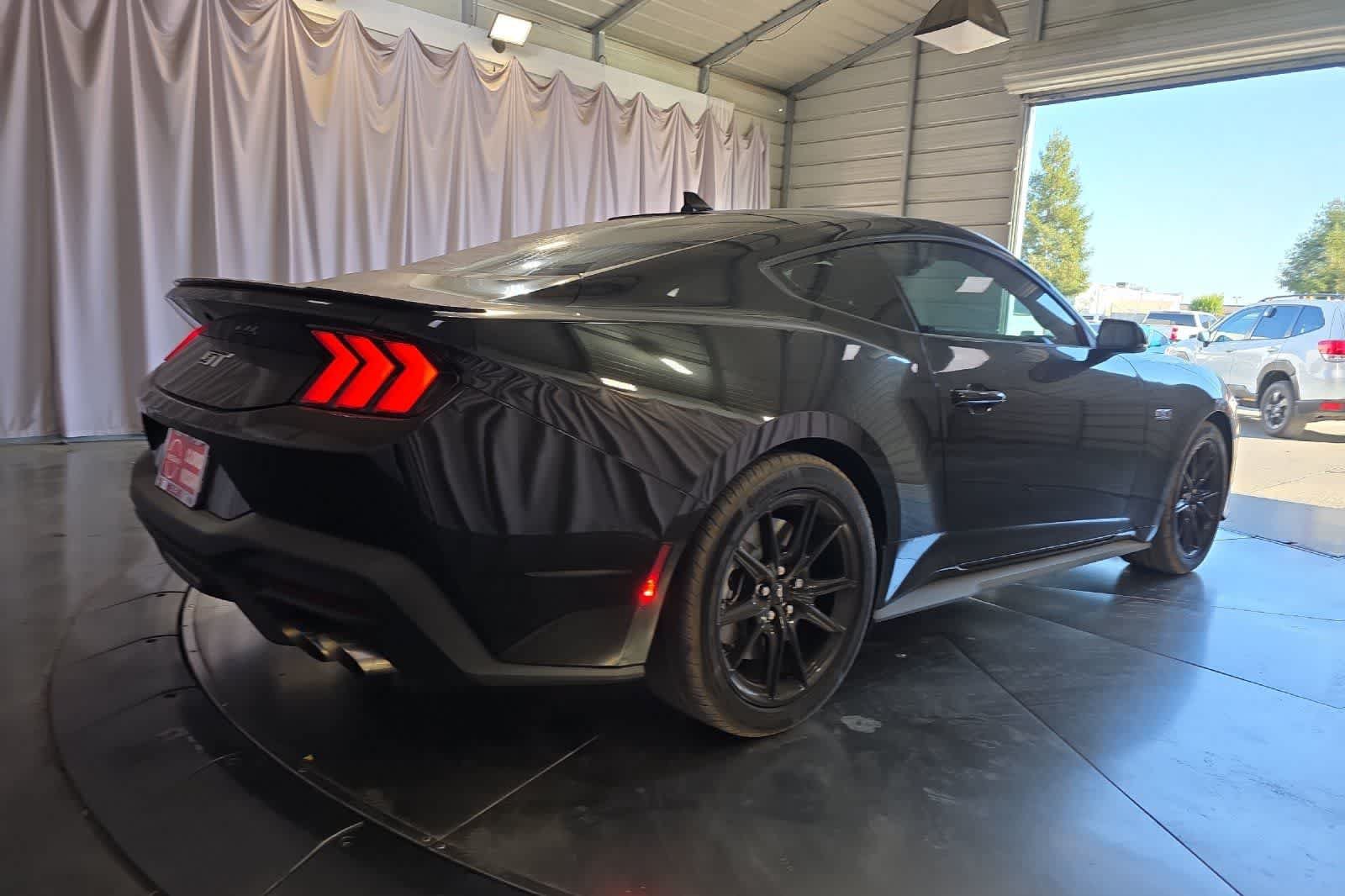 Used 2025 Ford Mustang GT Premium RWD image 3