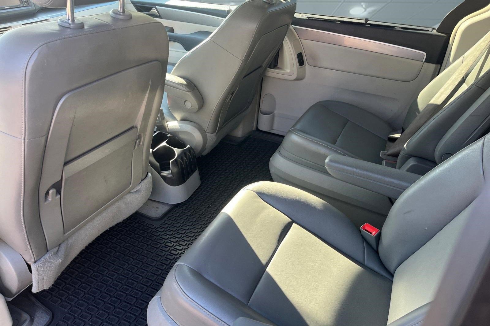 Used 2012 Volkswagen Routan SE image 9