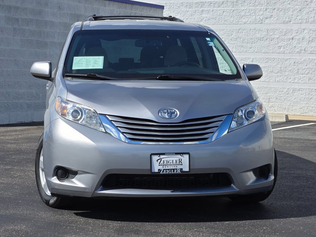 Used 2015 Toyota Sienna LE FWD image 3