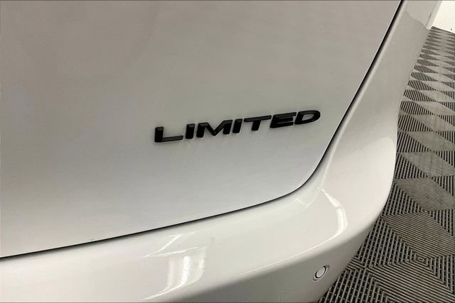 Used 2025 Chrysler Pacifica Limited image 9