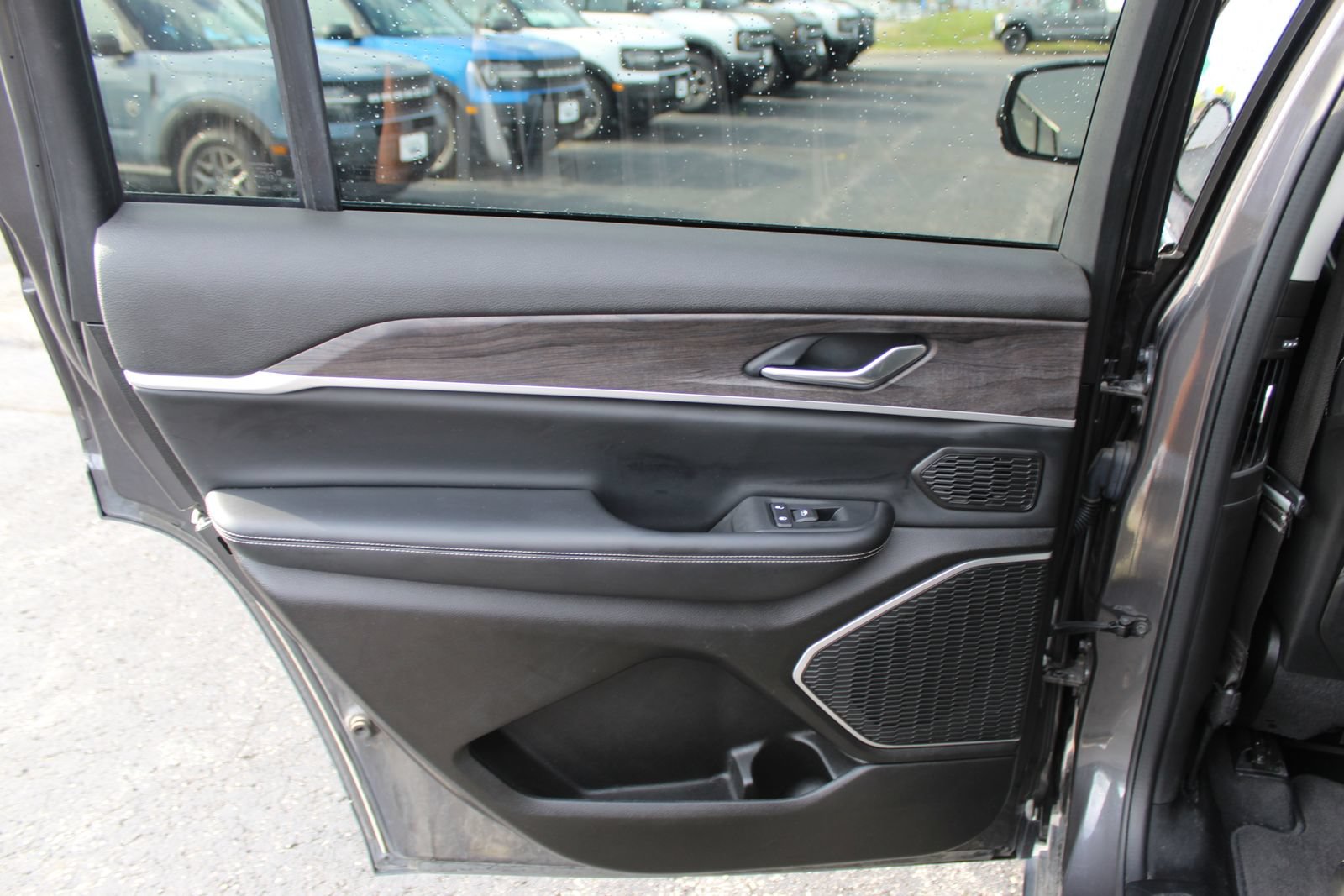 Used 2022 Jeep Grand Cherokee L Limited w/ MOPAR Finishing Package AWD/4WD image 17