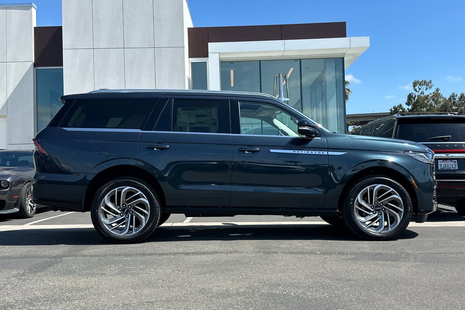 New 2026 Lincoln Navigator Reserve AWD/4WD image 2