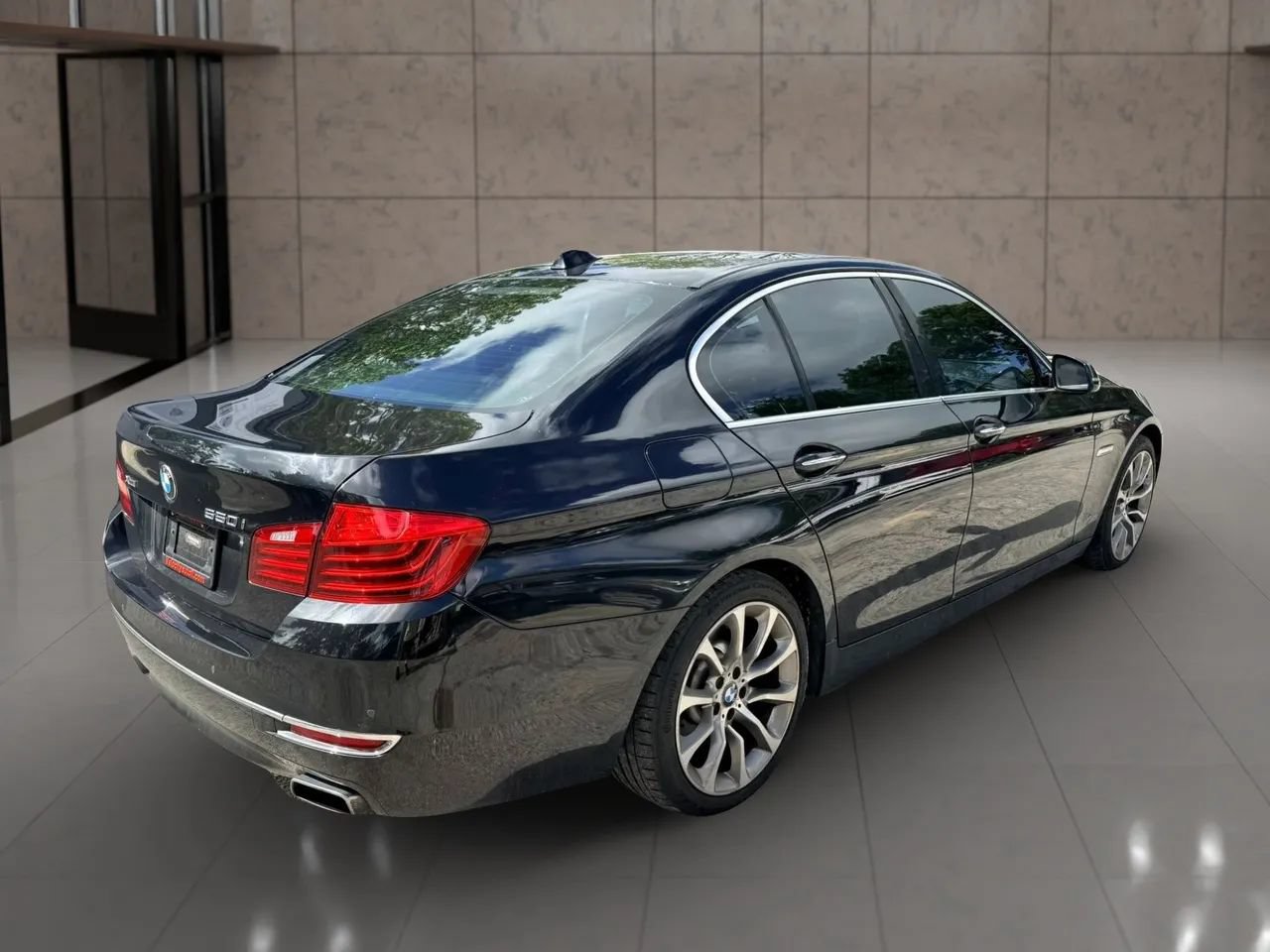 Used 2015 BMW 550i xDrive Sedan w/ Technology Package AWD/4WD image 3