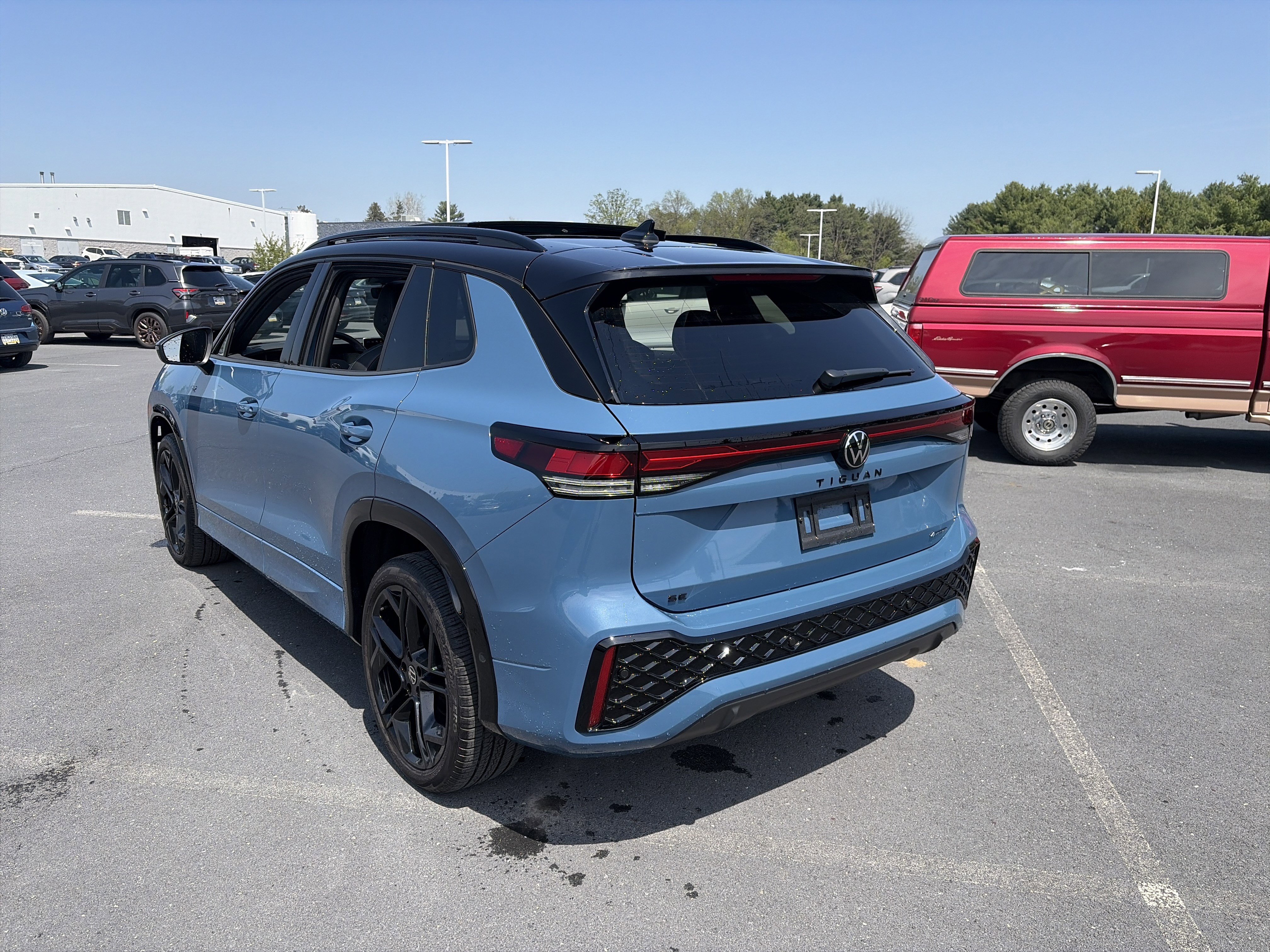 Used 2025 Volkswagen Tiguan SE R-Line AWD/4WD image 7