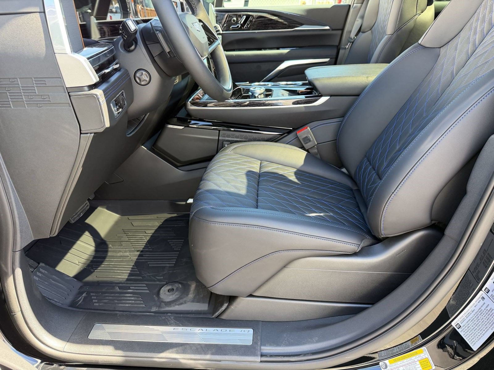 New 2026 Cadillac Escalade IQL Sport 1 w/ LPO, ONYX Package AWD/4WD image 4